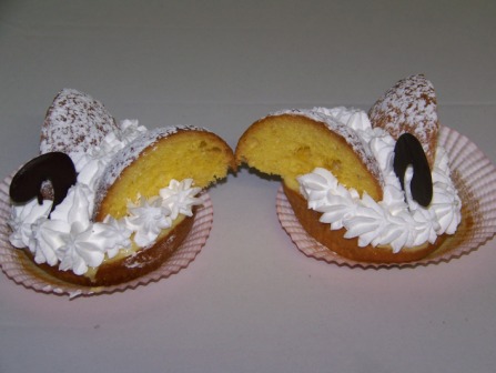 Ochette con pasta di pandoro, crema pasticcera e panna.