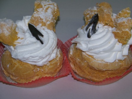 Ochette con pasta di bign, crema pasticcera e panna.